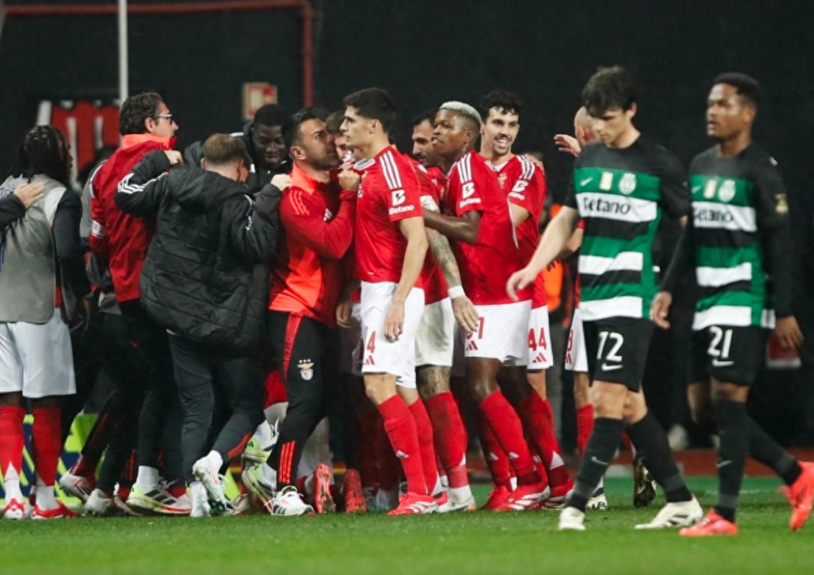 包含本菲卡迎欧联关键赛，清晨扳平良机，更衣室稳定，赛程密集仍需轮换的词条