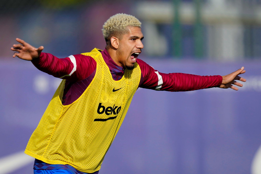 包含巴塞罗那防线松动备战国王杯关键时刻北京首钢远射贴柱，冲刺阶段本菲卡调整名单以备欧篮联看傻球迷的词条